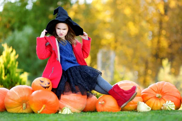 Menina adorável em traje de Halloween — Fotografia de Stock