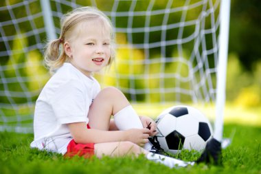 Eğleniyor küçük futbol oyuncusu