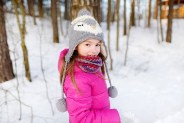  Kız kış parkında eğleniyor.