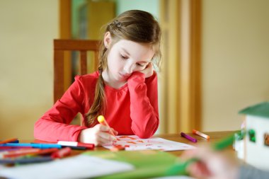 Sevimli küçük kız bir resim çizim