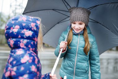 şemsiye altında yürüyen kız
