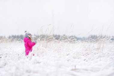  Kız kış parkında eğleniyor.