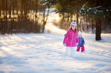  küçük kız birlikte eğleniyor