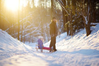  Baba ve kızı eğleniyor 