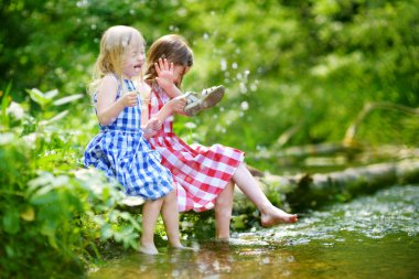 küçük bir oturum açma oturan kız