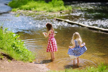küçük kızlar eğleniyor bir nehir tarafından 