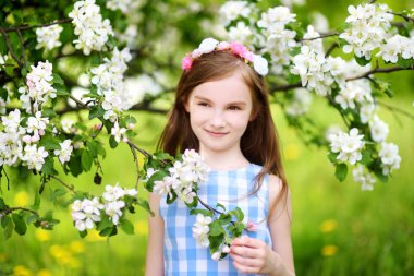 çiçek açan elma ağacı, küçük kız
