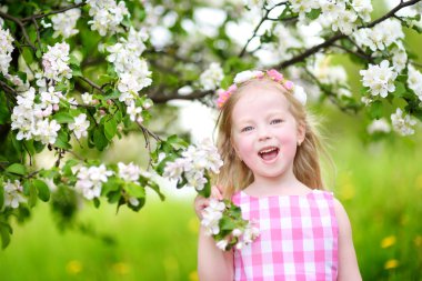 çiçek açan elma ağacı, küçük kız