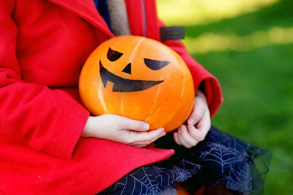 Mädchen im Halloween-Kostüm — Stockfoto