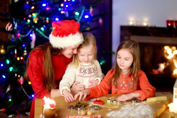 Hermanas y madre horneando galletas de Navidad —  Fotos de Stock