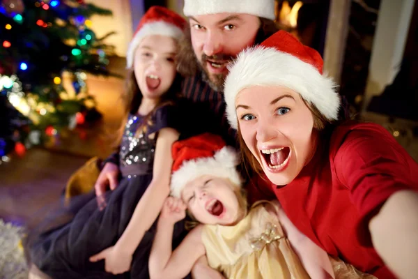 Mladá rodina na Štědrý den — Stock fotografie