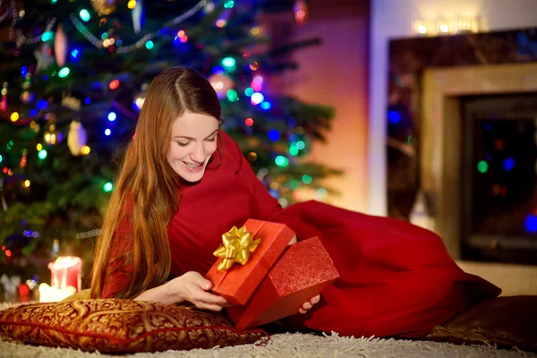 Hermosa mujer disfrutando de Nochebuena —  Fotos de Stock