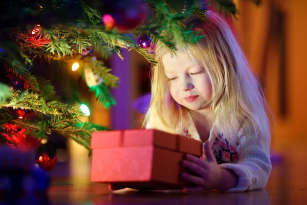Маленька дівчинка шукає подарунки — стокове фото