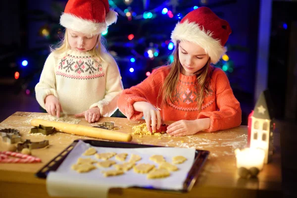 Μικρότερες αδελφές ψήσιμο Χριστουγέννων μπισκότα — Φωτογραφία Αρχείου