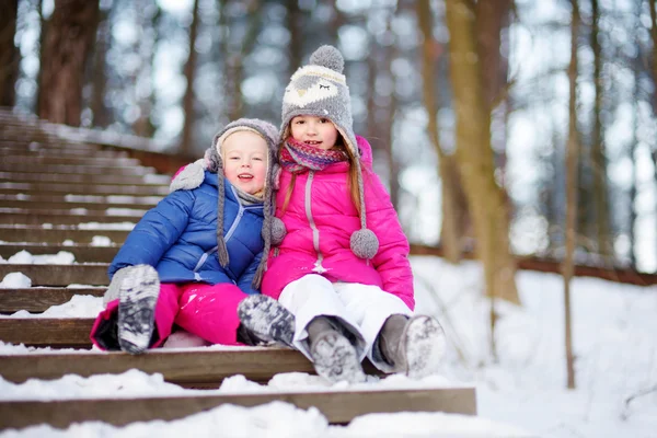 Lilla systrar att ha roligt tillsammans — Stockfoto