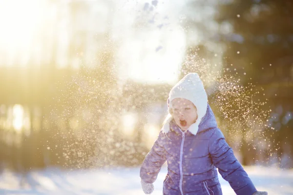 Girl having fun in winter park — Stock Photo, Image