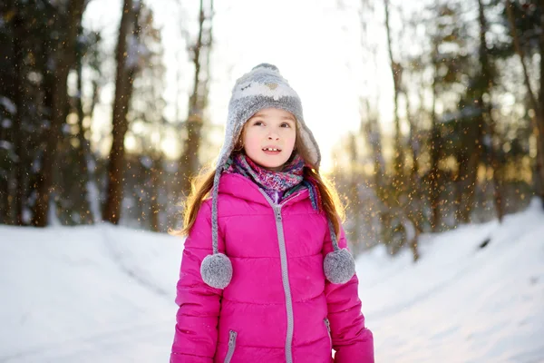 Fille s'amuser dans le parc d'hiver — Photo