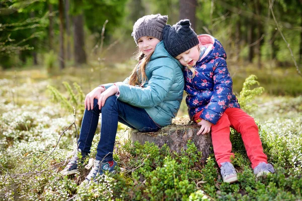 Sisters having fun during forest hike — Stock Photo, Image