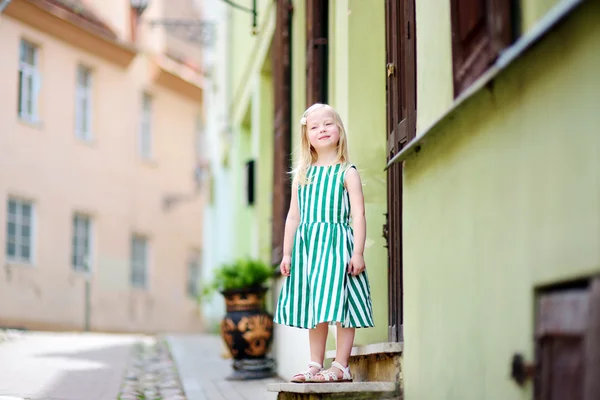 Chica en la famosa calle Literatu — Foto de Stock