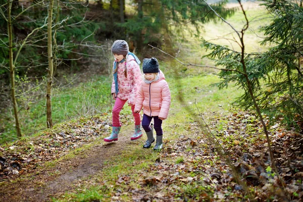 Systrarna har roligt under skog vandring — Stockfoto