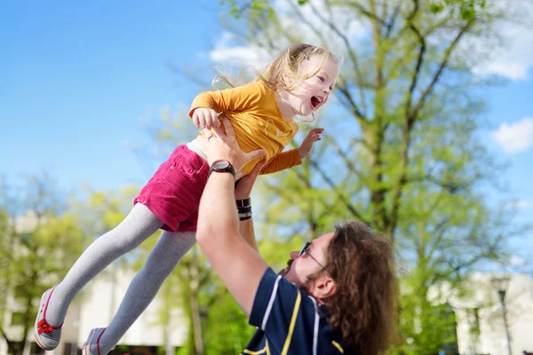 Pai segurando sua filha — Fotografia de Stock