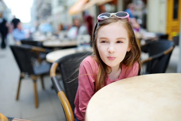 Menina se divertindo no café — Fotografia de Stock