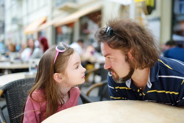 Dívka a její otec baví — Stock fotografie