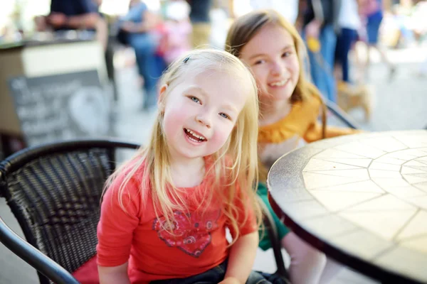 Sœurs s'amuser dans un café en plein air — Photo