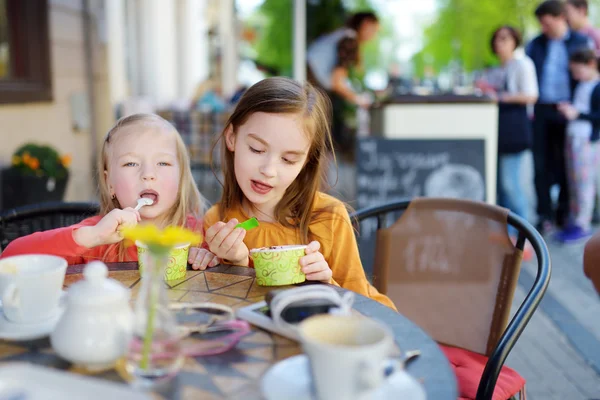 Hermanas comiendo helado — Foto de Stock