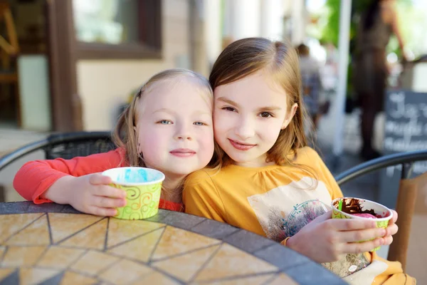 Schwestern essen Eis — Stockfoto