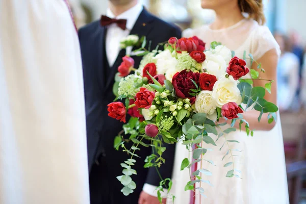 Novia celebración de un hermoso ramo de bodas —  Fotos de Stock