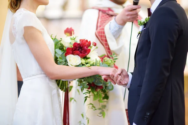 Жених и невеста в церкви — стоковое фото