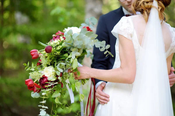 Brud som håller en vacker bröllopsbukett — Stockfoto