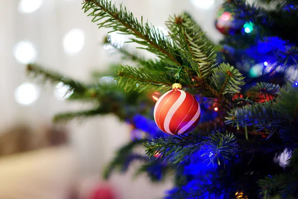 Palle di Natale sull'albero di Natale — Foto Stock