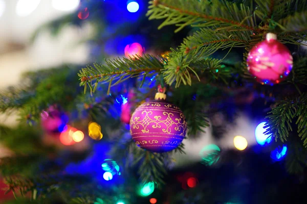 Рождественские безделушки на елке — стоковое фото
