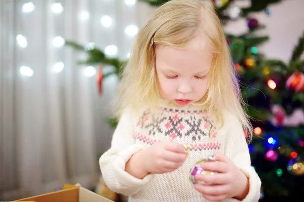 女の子がクリスマス ツリーを飾ること — ストック写真