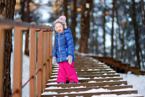 Κορίτσι που διασκεδάζει στο πάρκο το χειμώνα — Φωτογραφία Αρχείου