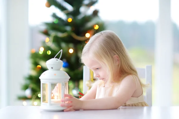 Menina bonita acendendo uma vela — Fotografia de Stock