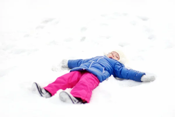 Mädchen haben Spaß im Winterpark — Stockfoto