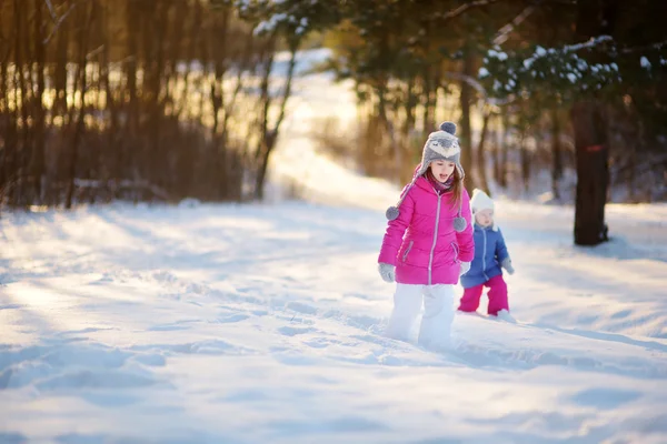  küçük kız birlikte eğleniyor