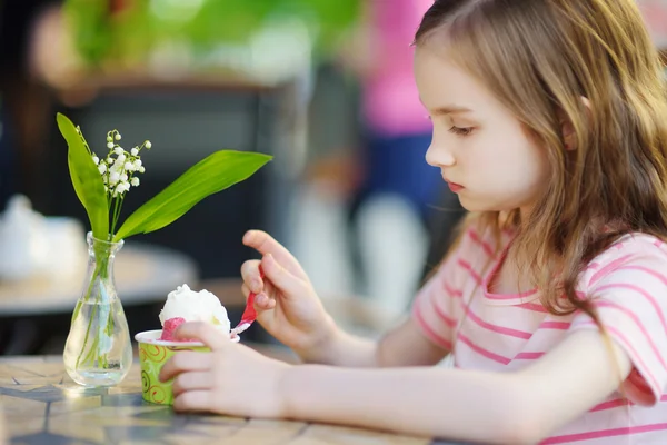 Girl eating ice cream — Stock Photo, Image