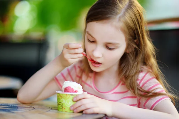 Dondurma yiyen kız. — Stok fotoğraf