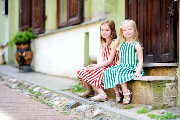 Bavíte se spolu sestřičky — Stock fotografie