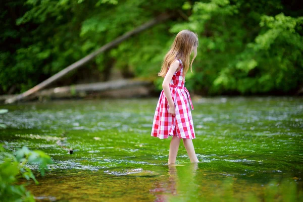 Chica divirtiéndose por un río —  Fotos de Stock