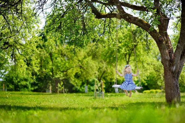 Roztomilá holčička se baví — Stock fotografie