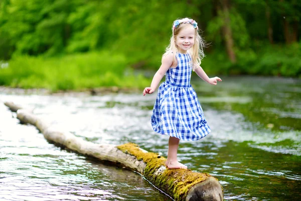 女孩的一条河边有乐趣 — 图库照片