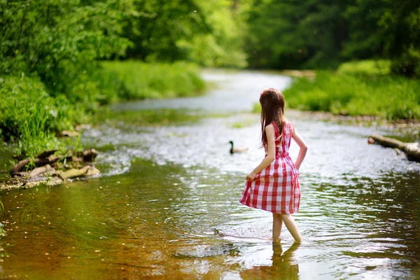 Meisje plezier door een rivier — Stockfoto