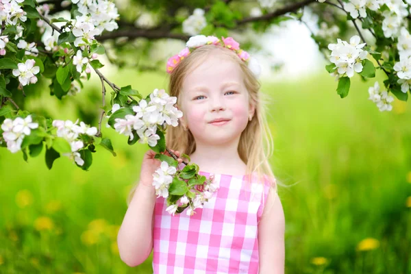 Bambina in fiore melo — Foto Stock