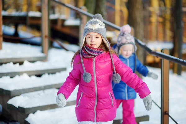 Kleine zusters plezier samen — Stockfoto