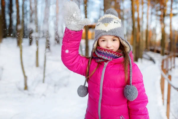 Ragazza si diverte nel parco invernale — Foto Stock